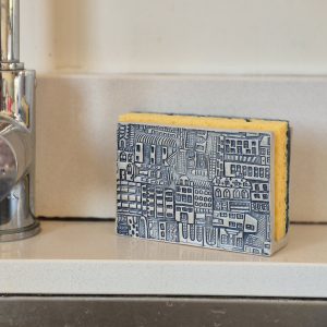 porte éponge en céramique artisanale avec éponge – motif Ville – cuisine grenoble