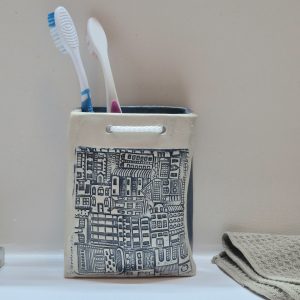 pot à brosses à dents en céramique artisanale – motif ville – rangement salle de bain grenoble