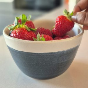Petit bol Brume en céramique artisanale avec fraises – idée cadeau Grenoble