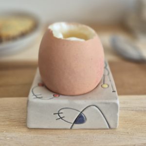 Coquetier Géometrik en céramique artisanale avec œuf – idée cadeau Grenoble