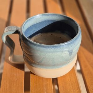 tasse en céramique bleu et sable collection Bord de mer avec café Atelier Kaolin Grenoble