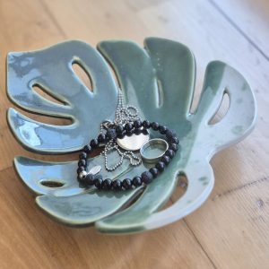 coupelle feuille en céramique artisanale avec bijoux – idée cadeau fait main grenoble