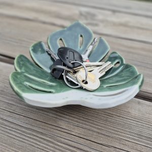 coupelle feuille en céramique verte et blanche Atelier Kaolin avec clés