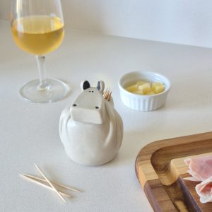 Porte cure-dents hippopotame en céramique artisanale sur une table d’apéro à Grenoble