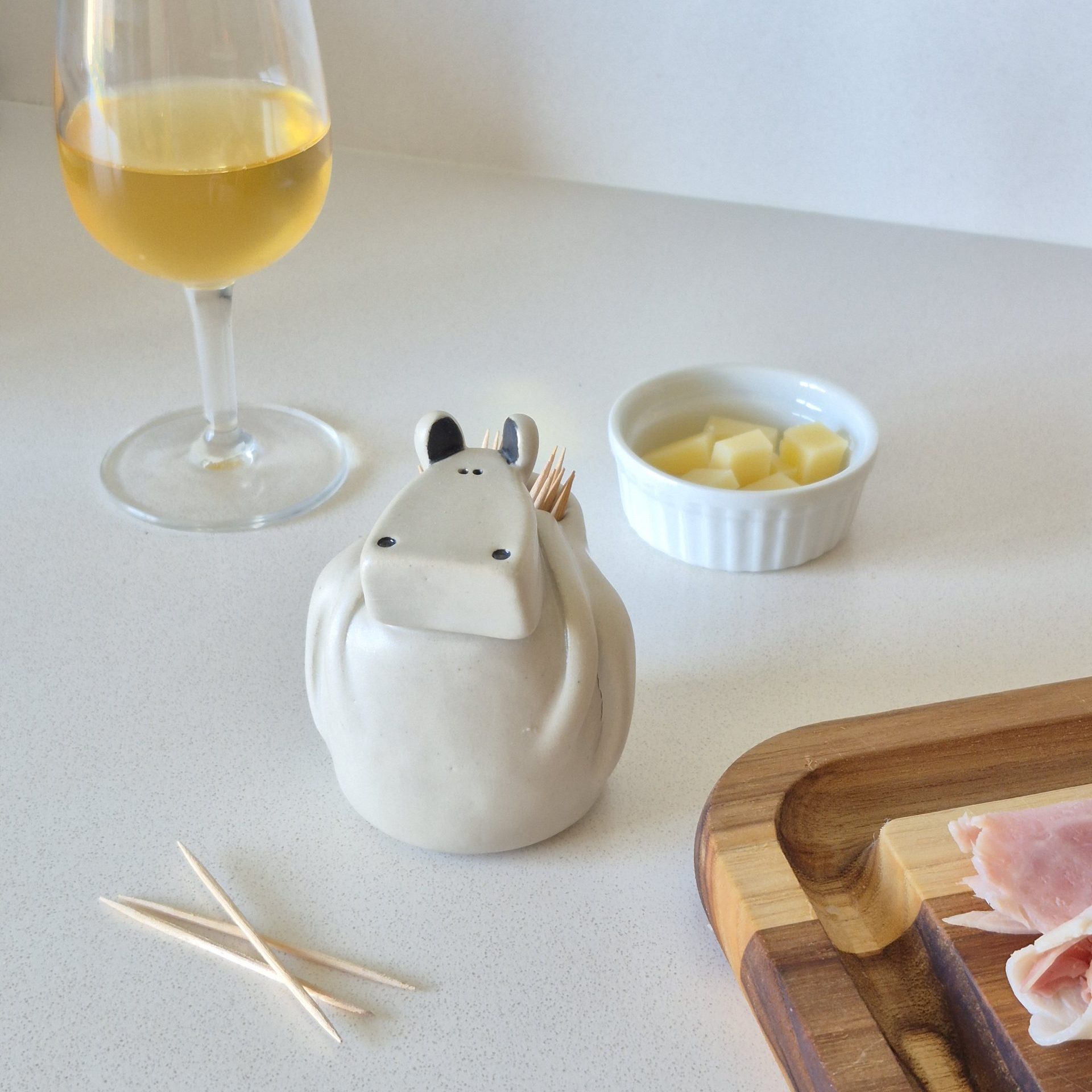 Porte cure-dents hippopotame en céramique artisanale sur une table d’apéro à Grenoble
