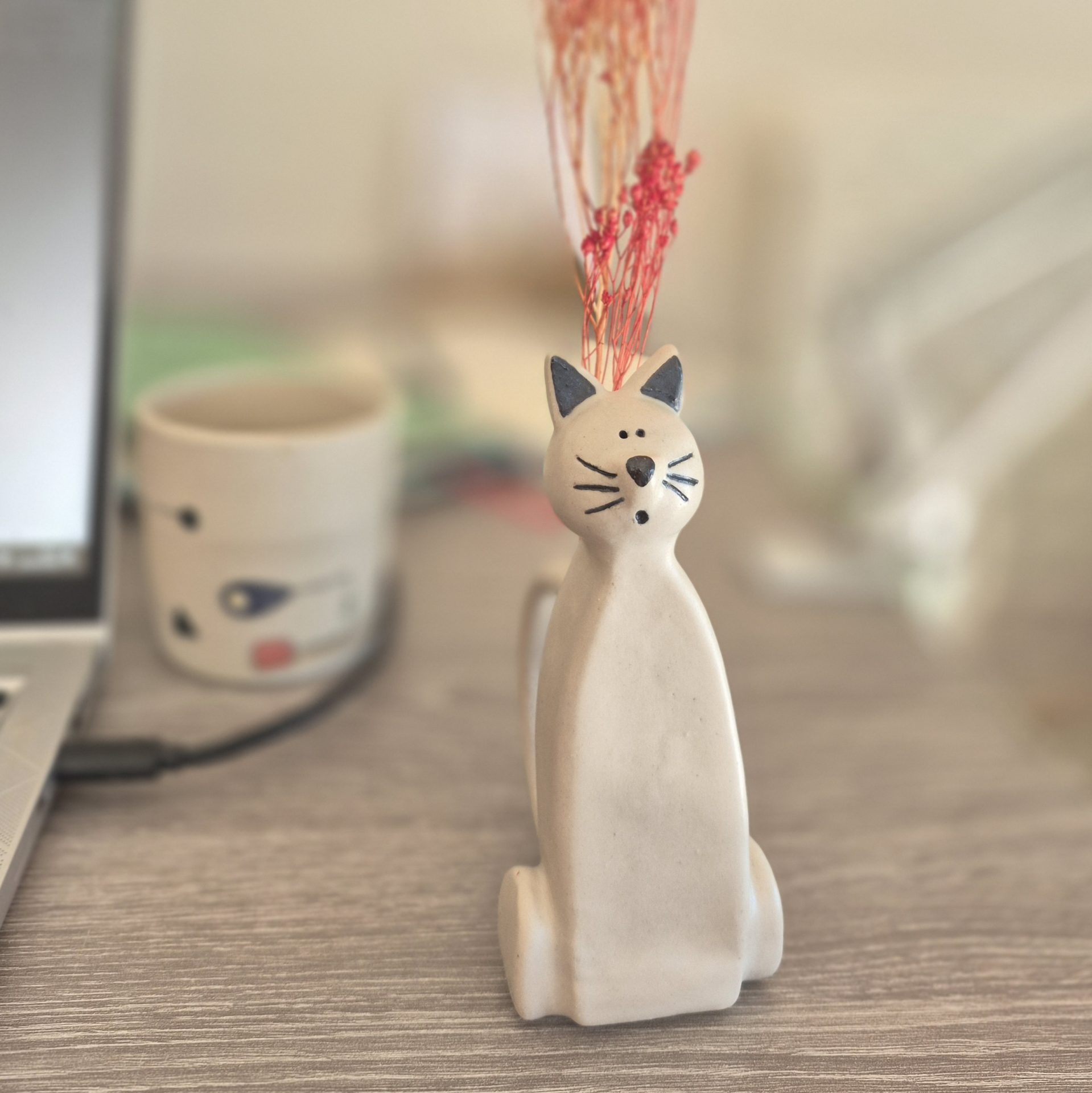 Chat soliflore en céramique dans une décoration de bureau – Atelier Kaolin Grenoble