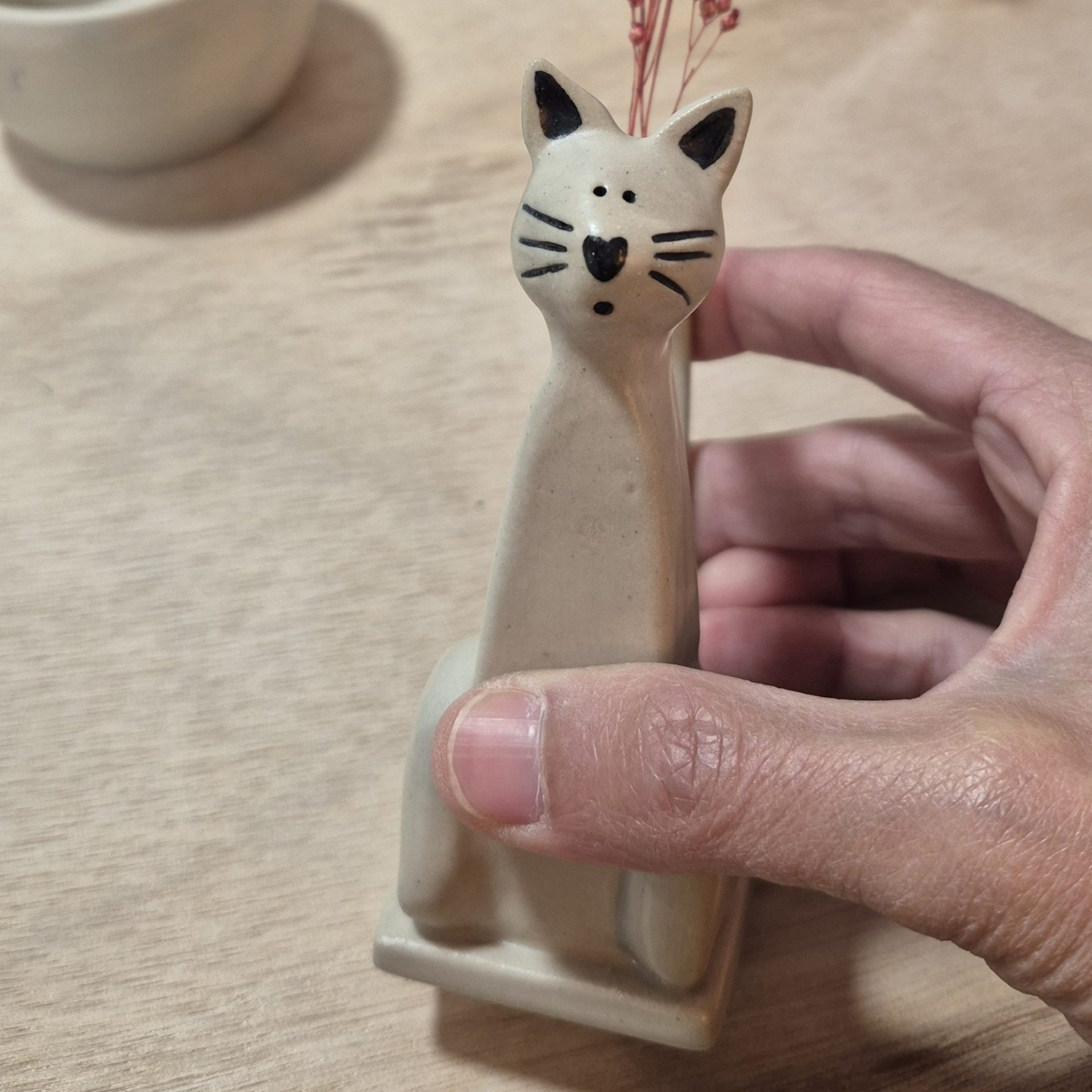 Petit chat soliflore en céramique tenu dans la main – Atelier Kaolin Grenoble