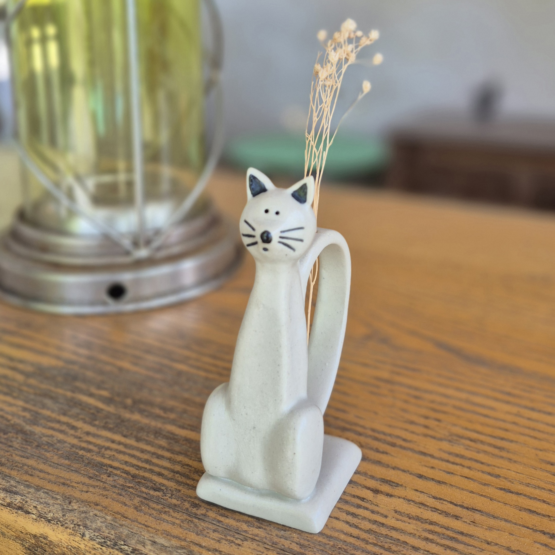 Chat soliflore en grès blanc dans une décoration intérieure – Atelier Kaolin Grenoble