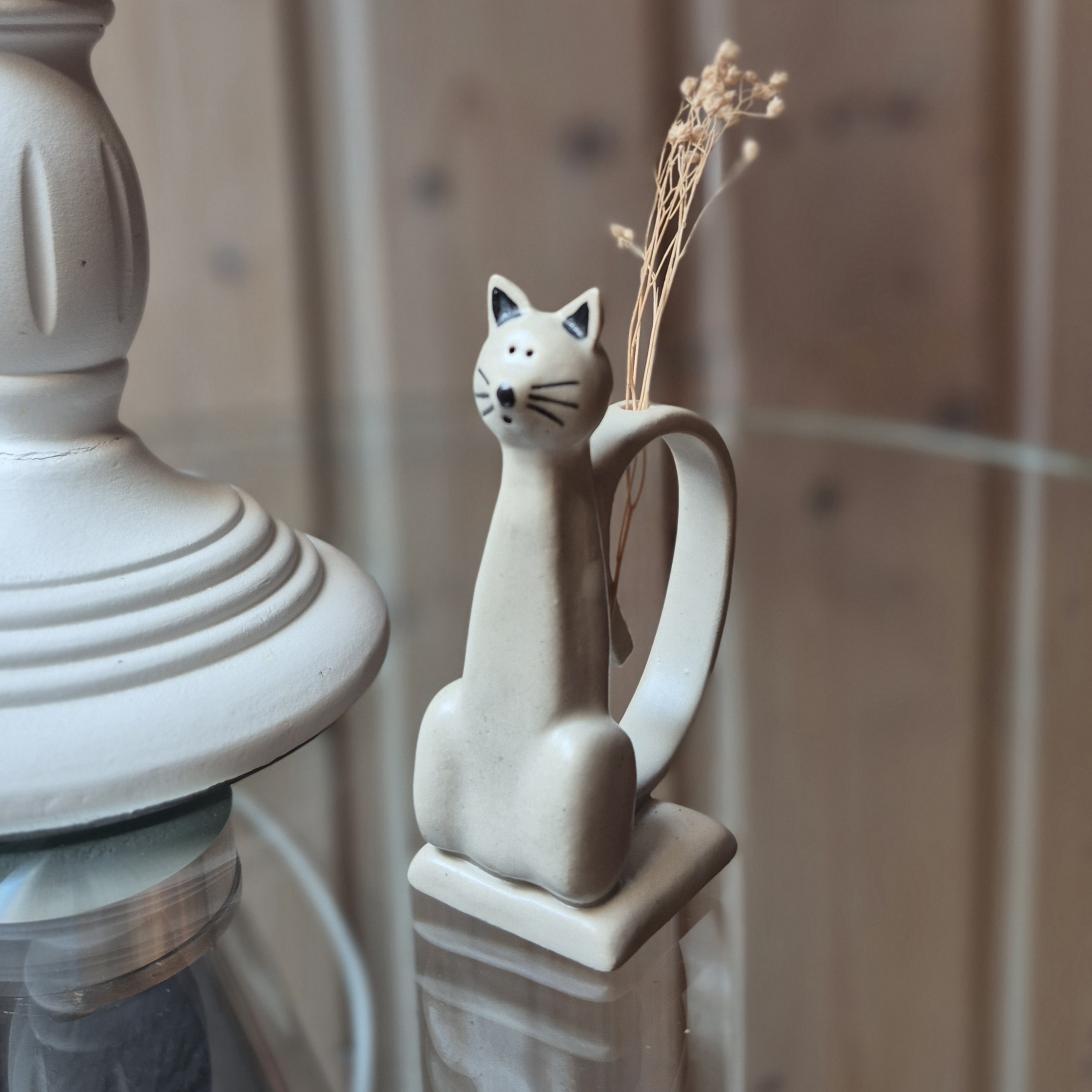 Chat soliflore en céramique artisanale avec fleurs séchées – Atelier Kaolin Grenoble