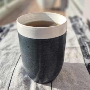 Mug Brume en grès gris et blanc façonné à la main par Atelier Kaolin à Grenoble