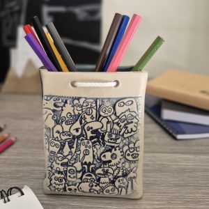 Pot à crayons en céramique artisanale décor P’tits monstres – Atelier Kaolin Grenoble
