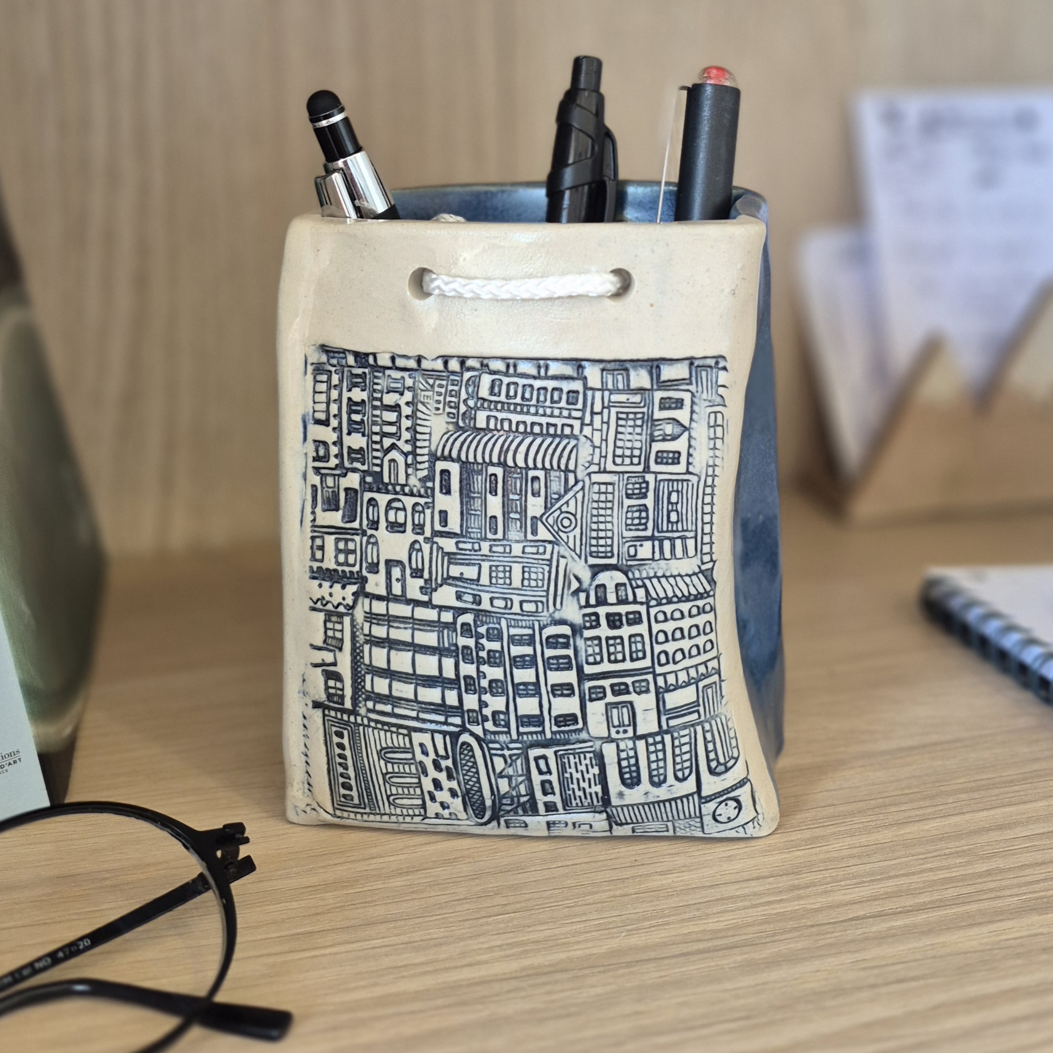 Pot à crayons en céramique artisanale décor Ville bleu – Atelier Kaolin Grenoble