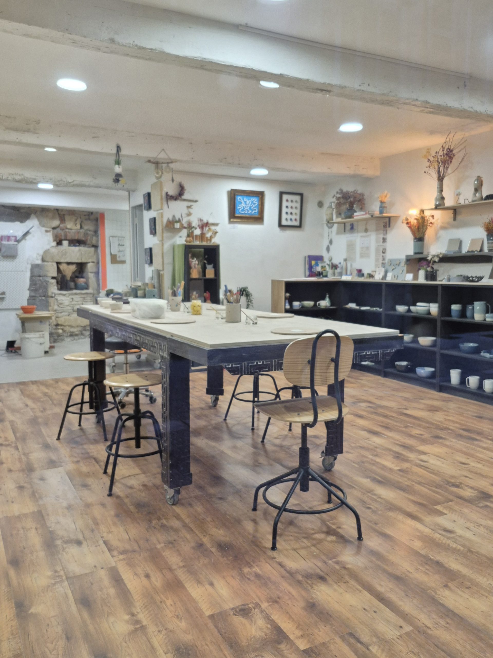 Atelier de modelage en céramique à Grenoble avec la grande table de travail de l'Atelier Kaolin.
