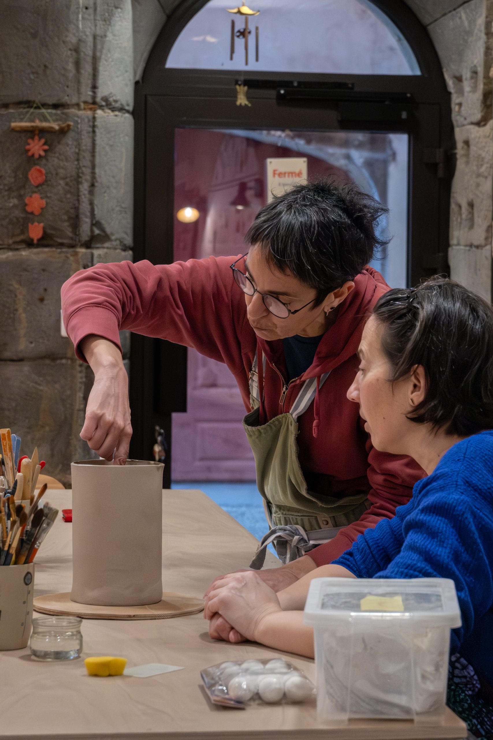 Démonstration d'une technique de modelage pendant un atelier découverte à l'Atelier Kaolin à Grenoble.